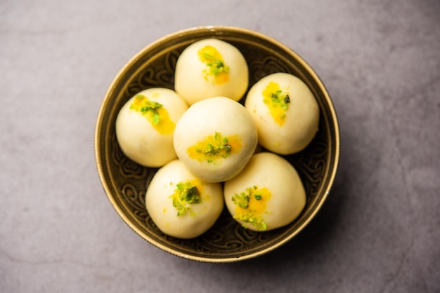 Sandesh of shondesh is een dessert afkomstig uit het bengaalse india, gemaakt met melk en suiker