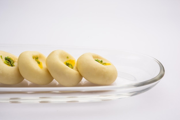 Sandesh of shondesh is een dessert afkomstig uit het Bengaalse India, gemaakt met melk en suiker