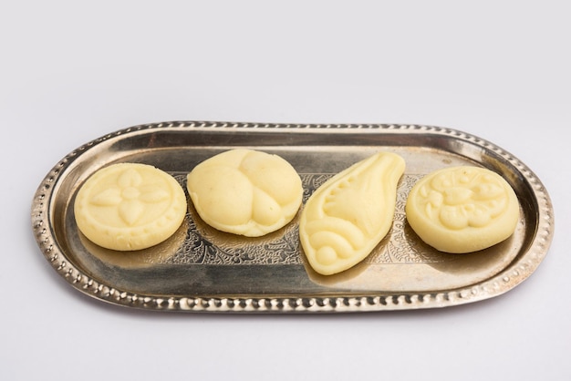 Photo sandesh or shondesh is a dessert originating from the bengal india created with milk and sugar