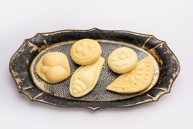 Photo sandesh or shondesh is a dessert originating from the bengal india created with milk and sugar