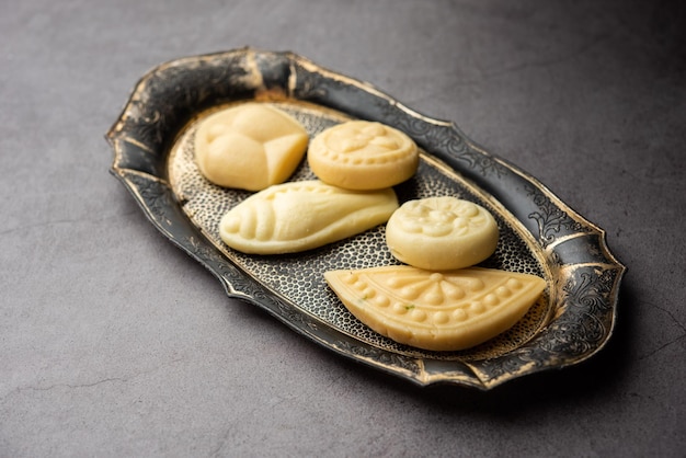 Photo sandesh or shondesh is a dessert originating from the bengal india created with milk and sugar