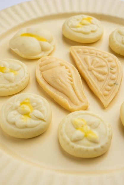 Photo sandesh or shondesh is a dessert originating from the bengal india created with milk and sugar