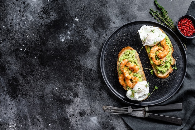 Sandwich belegd met verse garnalen, garnalen op avocado met ei. gezond eten, scandinavische keuken. bovenaanzicht. kopieer ruimte