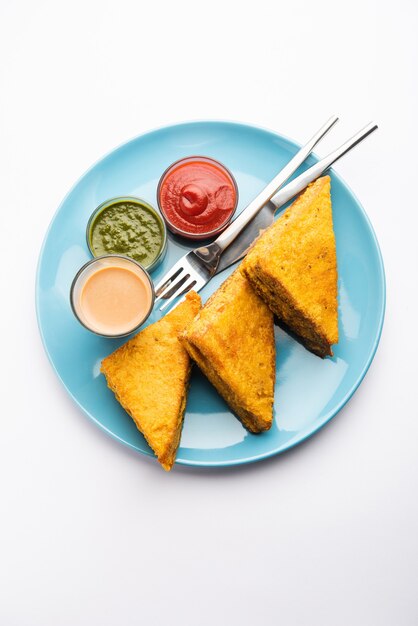 Sandwich Brood Pakora of driehoekige pakoda geserveerd met tomatenketchup, groene chutney, populaire Indiase theetijdsnack