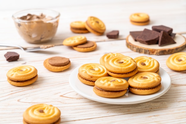 sandwich cookies with chocolate cream