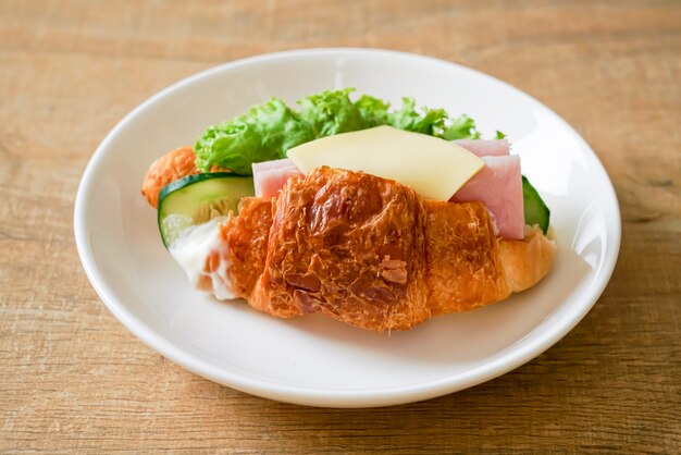 sandwich croissant ham cheese