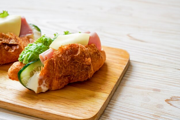 sandwich croissant ham kaas