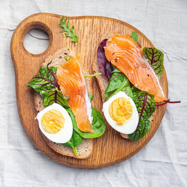 sandwich ei zalm smorrebrod groene salade mix zeevruchten open vers portie maaltijd eten snack