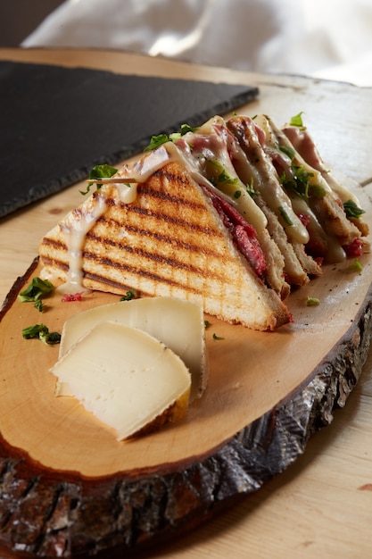 Sandwich en kaas op een houten dienblad