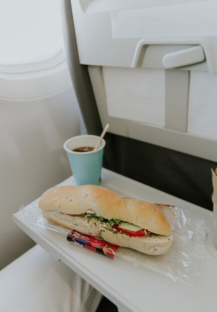 機内でのサンドイッチとお茶