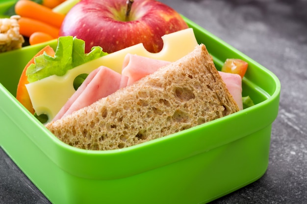 Sandwich, groenten en fruit op leisteen