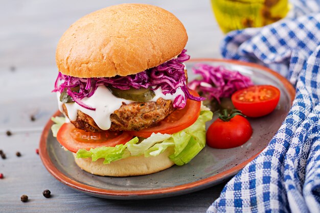 Photo sandwich hamburger with juicy burgers, tomato and red cabbage