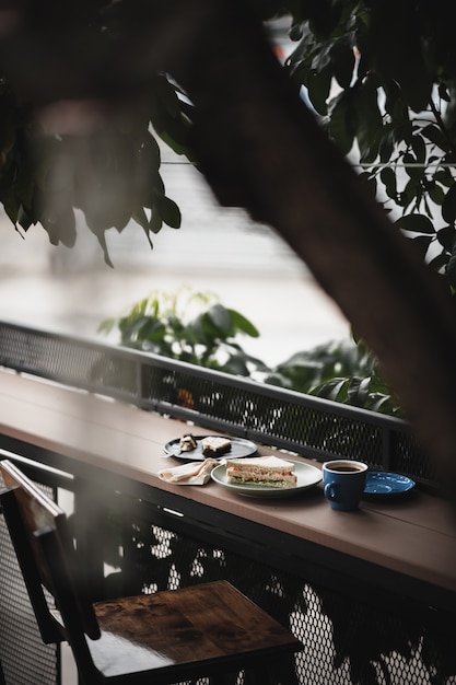 Foto panino e caffè caldo sulla barra di legno