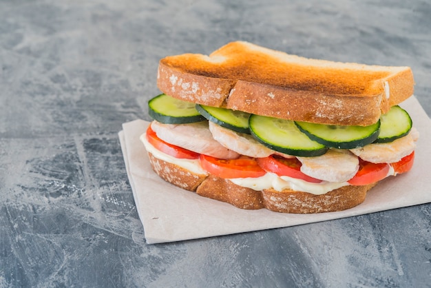 Sandwich kip met tomaat en komkommer