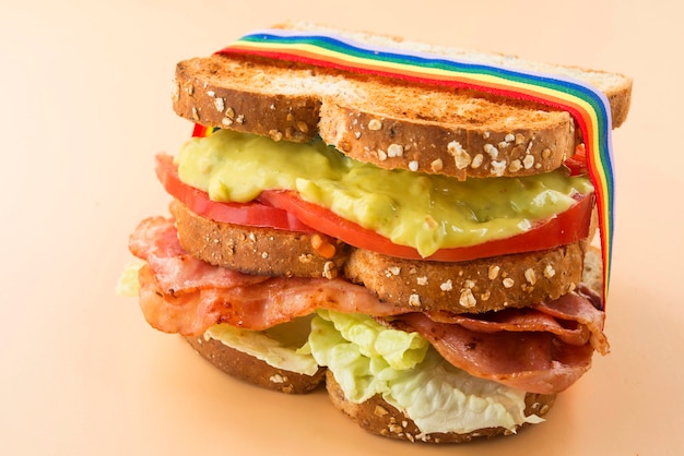 Foto sandwich lgbt lattuga, guacamole, pancetta e pomodoro