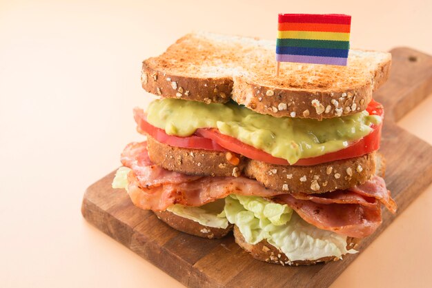 Sandwich LGBT-sla, guacamole, spek en tomaat