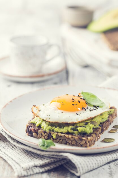 Sandwich met avocado, ei en spinazie