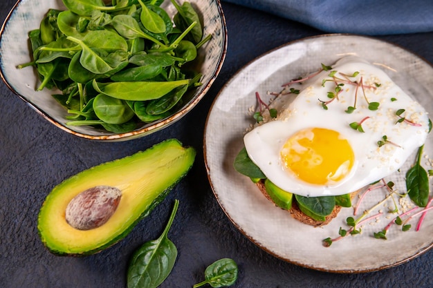 Sandwich met avocado-ei spinazie microgreens en sesam Gezond voedsel rijk aan vezels gezonde vetten vitamines sporenelementen