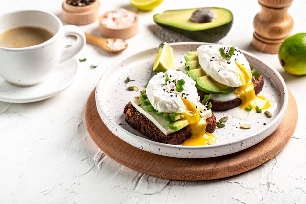 Foto sandwich met avocado en gepocheerd ei