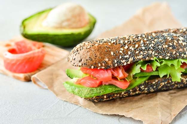 sandwich met avocado en zalm