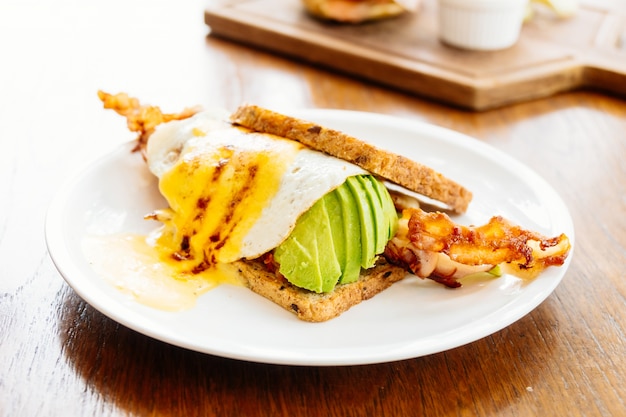 Sandwich met avocado, spek en asperges