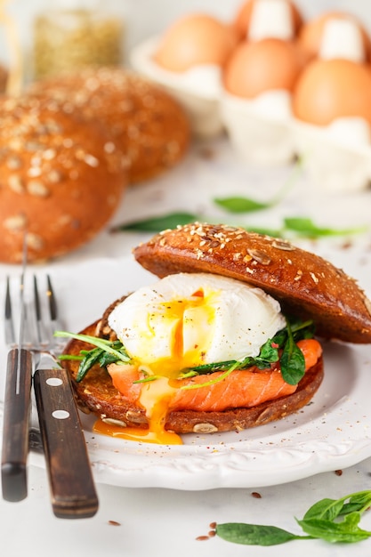 Sandwich met ei en zalm op een bord