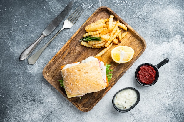 Sandwich met Fish Sticks ingesteld op grijze achtergrond bovenaanzicht plat lag