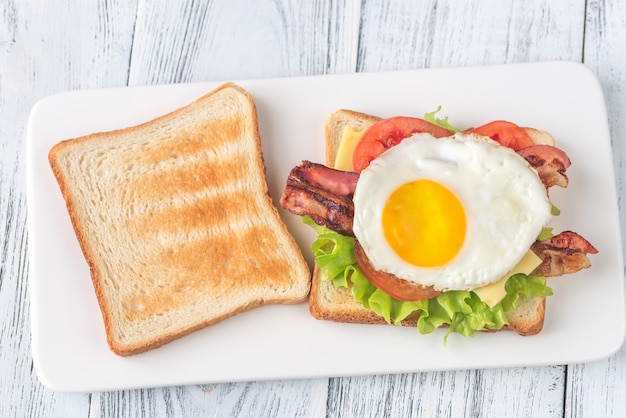 Sandwich met gebakken ei en spek