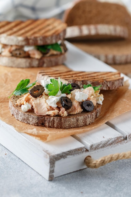 Foto sandwich met gebakken vis tonijn of zalm