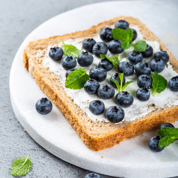 Sandwich met geitenkaas en bosbessen