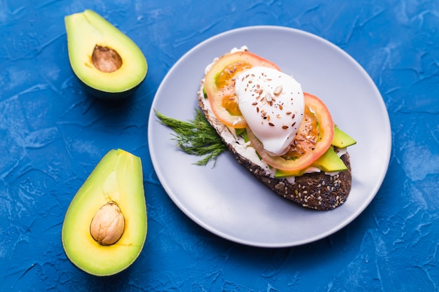 Sandwich met gerookte zalm en avocado