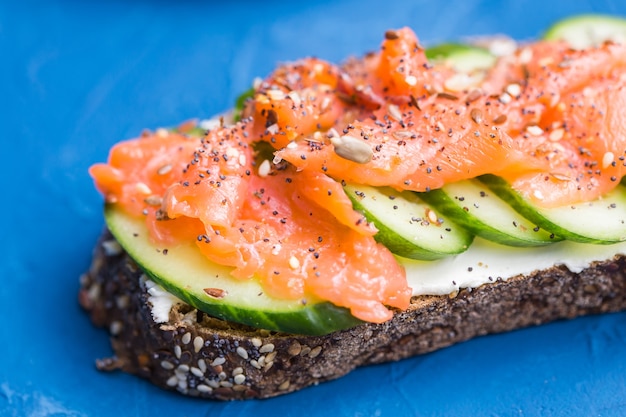 Sandwich met gerookte zalm en komkommer. Concept voor gezonde voeding.