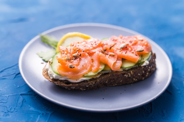 Sandwich met gerookte zalm en komkommer. Concept voor gezonde voeding.