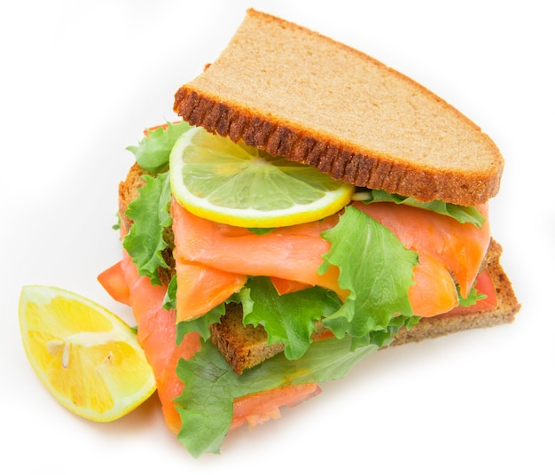 Sandwich met gerookte zalm, salade en citroen