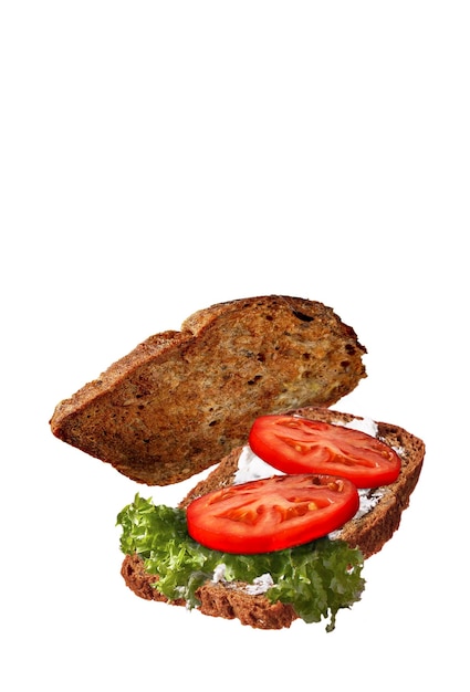 Sandwich met geroosterde broodsalade tomaat op een witte achtergrond een kopie van de ruimte