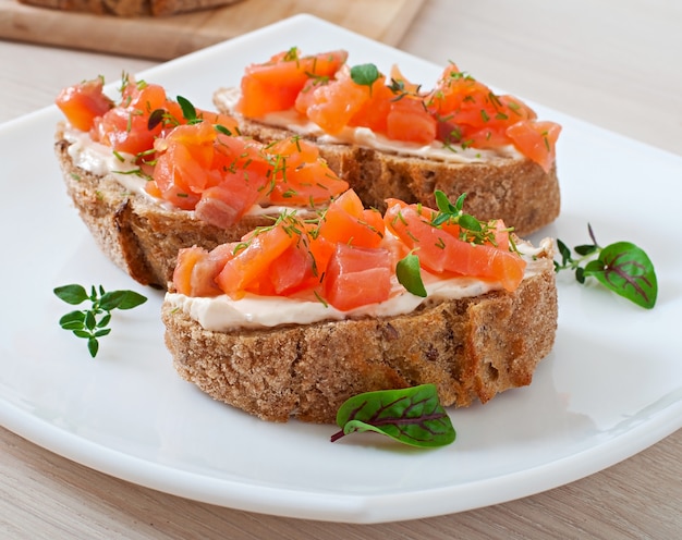 Sandwich met gezouten zalm en roomkaas.