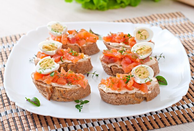 Sandwich met gezouten zalm en roomkaas.