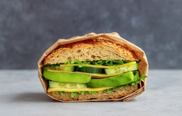 Sandwich met groene salade, avocado, komkommer en kaas