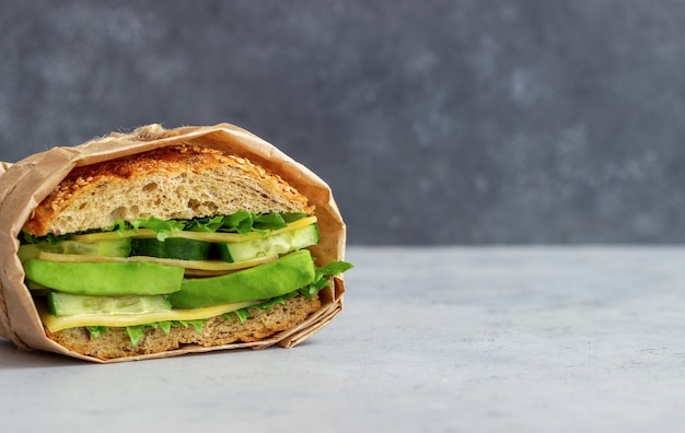 Sandwich met groene salade, avocado, komkommer en kaas