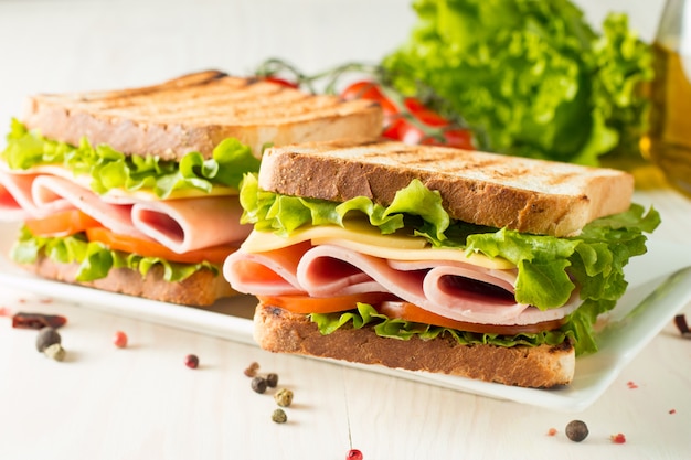 Sandwich met ham en kaas.