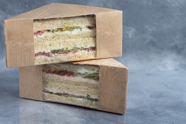 Foto sandwich met ham, kaas en verse tomaten