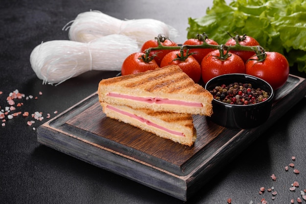 Sandwich met ham, kaas, tomaten, sla en geroosterd brood