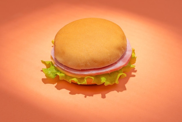 Sandwich met ham kaassla op oranje achtergrond