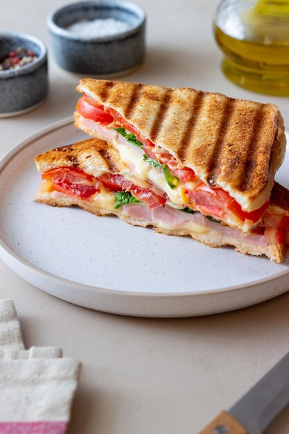 Sandwich met ham, tomaat, kaas en spinazie. Ontbijt. Fast food.
