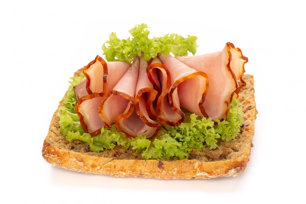 Sandwich met hamworst op witte lijst.