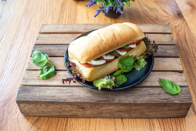 Sandwich met kaas, tomaat, komkommer en sla en groente erbij