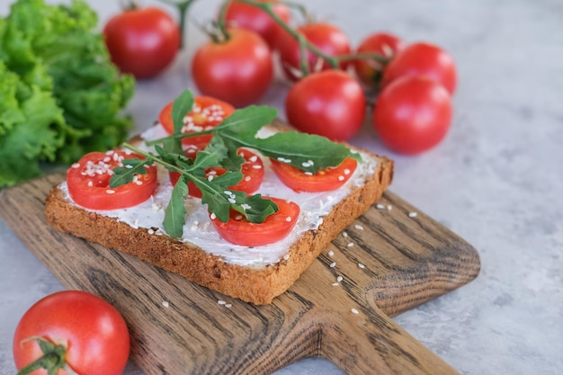 Sandwich met kaastomaten en rucola