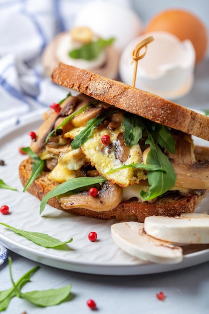 Sandwich met omelet greens en champignons close-up