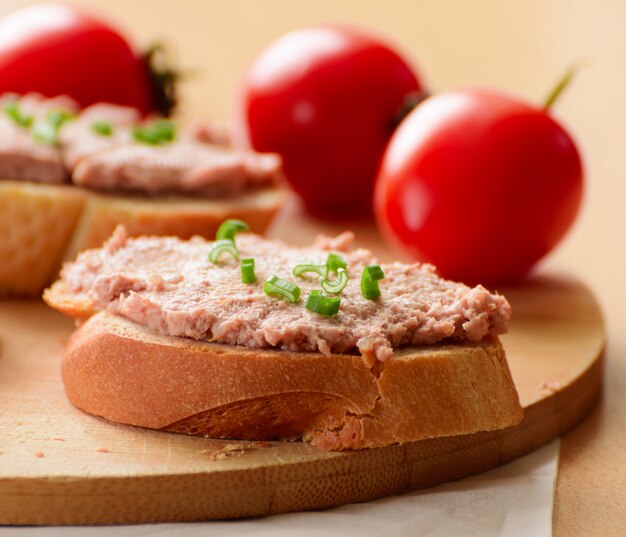 Sandwich met pasta en groene uien