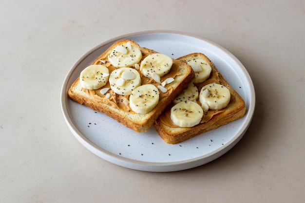 Sandwich met pindakaas, banaan en chiazaden. Ontbijt. Vegetarisch eten.